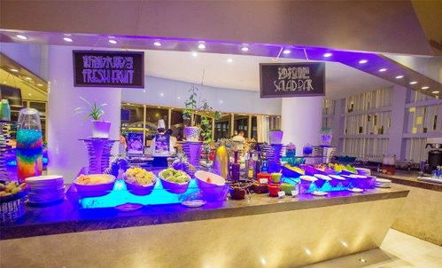 在海底與海洋生物共進晚餐 你絕對不是在做夢，水族箱中的奇幻體驗